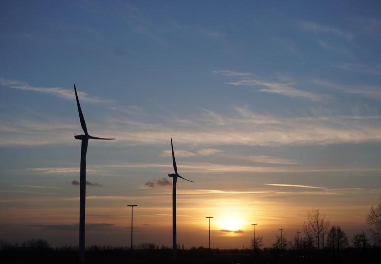 Šalti orai ir didelis energijos vartojimas vasarį lėmė dideles energijos išteklių kainas, bet nafta ir dujos kainavo pigiau nei prieš metus