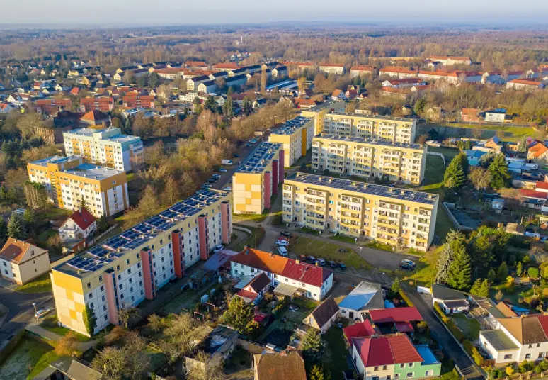 Spartesnei saulės energetikos plėtrai – rekomendacijos saulės elektrinėms įrengti ant daugiabučių namų stogų