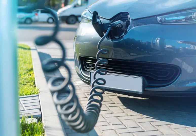 Antrą mėnesį iš eilės įregistruota daugiau nei tūkstantis elektromobilių