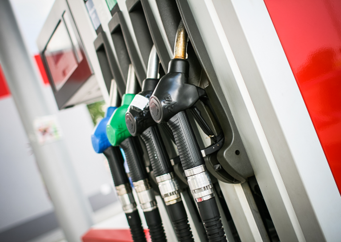 Degalų didmeninės kainos Lietuvoje pradėjo mažėti