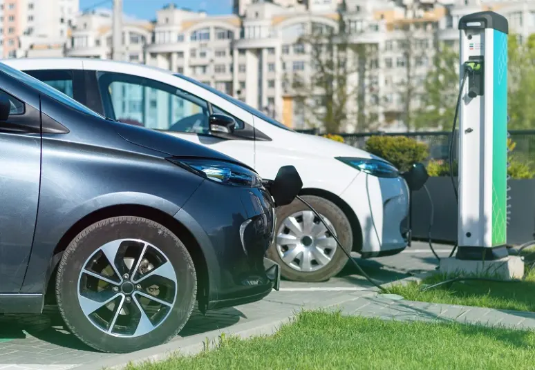 Mažiausios kelionės išlaidos antrąjį metų ketvirtį – važiuojant elektromobiliu