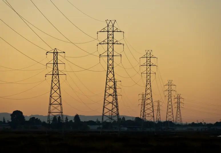 Elektros energijos kaina biržoje padidėjo, bet nepriklausomi tiekėjai fiksuotos kainos planų tarifų nedidino