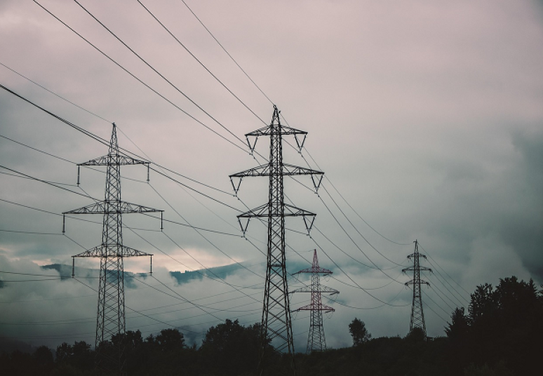 Didmeninės elektros kainos sumažėjo, o fiksuotos kainos planų tarifai kilo
