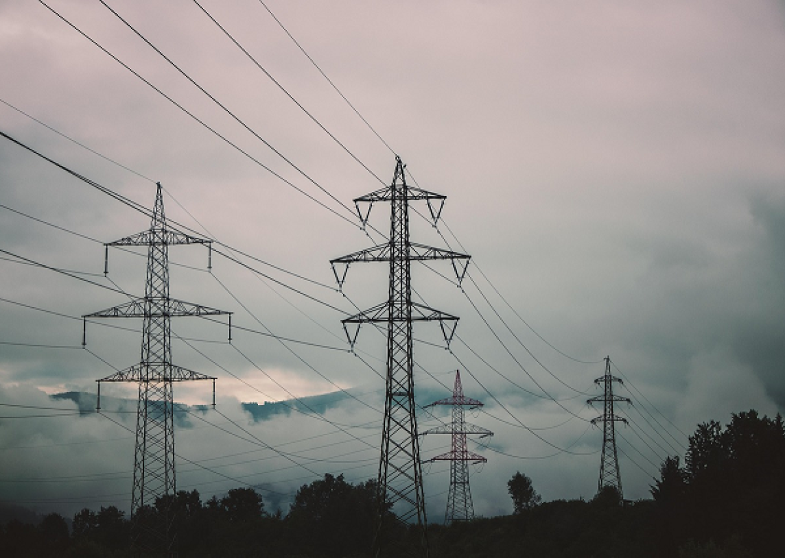 Didmeninės elektros kainos sumažėjo, o fiksuotos kainos planų tarifai kilo