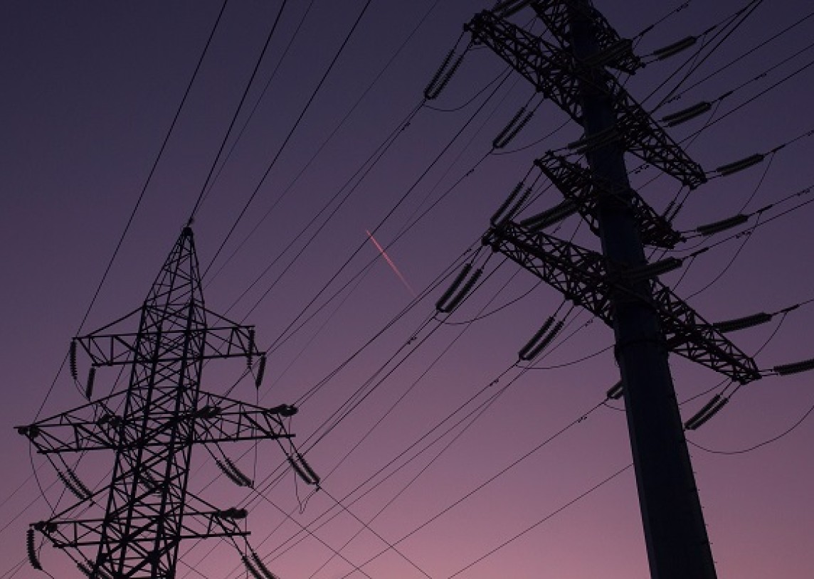 Didmeninių elektros kainų vidurkiai mažiausi per kelerius metus, mažėjo ir fiksuotų kainų planų vidutiniai tarifai