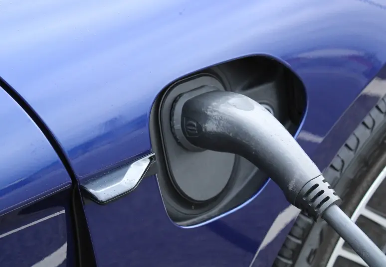 Sumažėjo išlaidos degalams: daugiau sutaupo tie, kurie renkasi elektromobilius