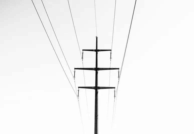 Elektros vidutinės savaitės kainos biržoje padidėjo pirmą kartą nuo gegužės pabaigos, o tarifus padidino vienas tiekėjas