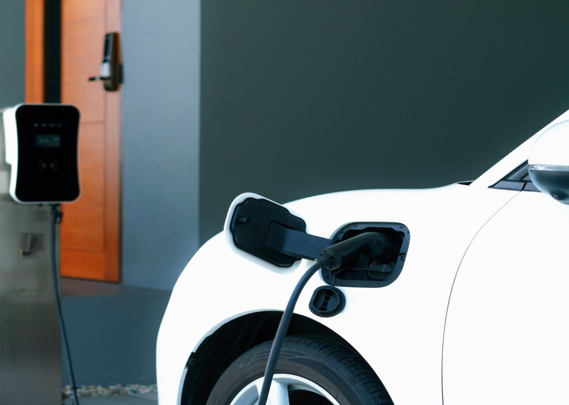 Lietuvoje jau yra beveik 43 600 lengvųjų elektromobilių