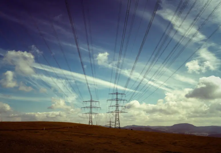 Rugpjūtį elektromobiliai suvartojo beveik rekordinį elektros kiekį, nafta ir gamtinės dujos Europoje brango, o JAV biržoje dujos pigo