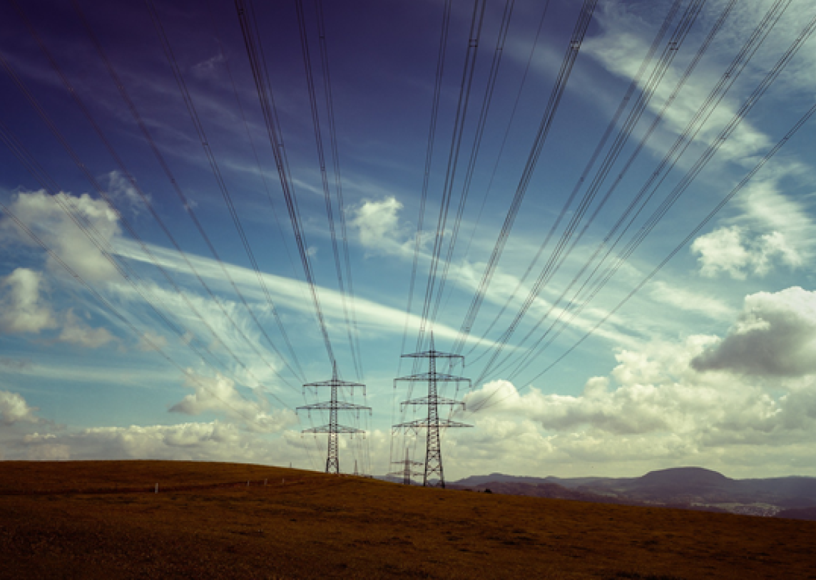 Rugpjūtį elektromobiliai suvartojo beveik rekordinį elektros kiekį, nafta ir gamtinės dujos Europoje brango, o JAV biržoje dujos pigo
