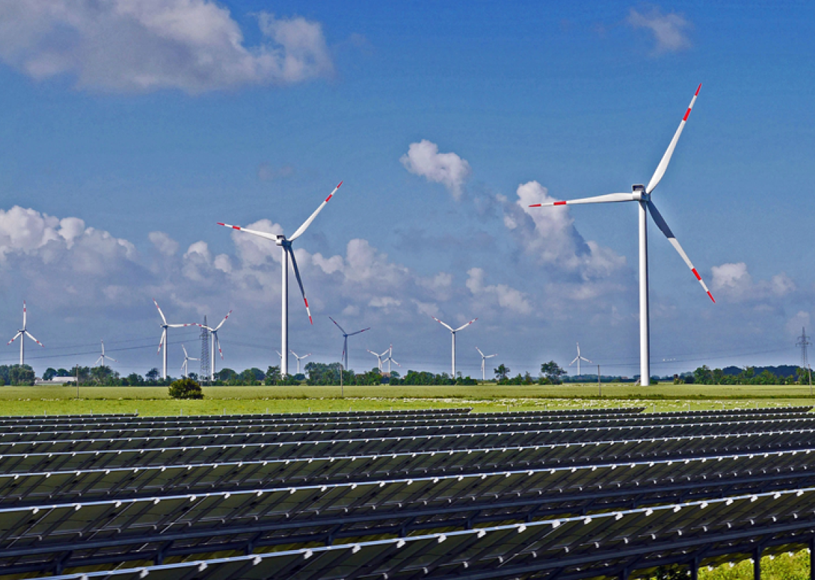 Balandį elektros kainos Lietuvoje mažėjo labiausiai regione, smuko gamtinių dujų ir šilumos kainos, nafta išliko pigesnė nei prieš ketverius metus