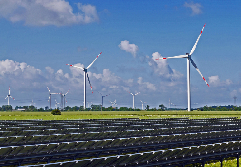 Balandį elektros kainos Lietuvoje mažėjo labiausiai regione, smuko gamtinių dujų ir šilumos kainos, nafta išliko pigesnė nei prieš ketverius metus