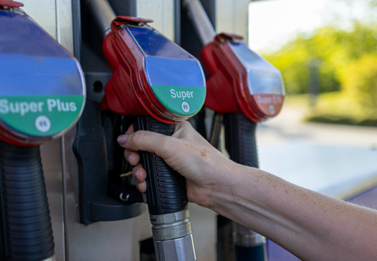 Ketvirtadienio rytą sumažėjo benzino ir dyzelino vidutinės kainos, tačiau brango SND