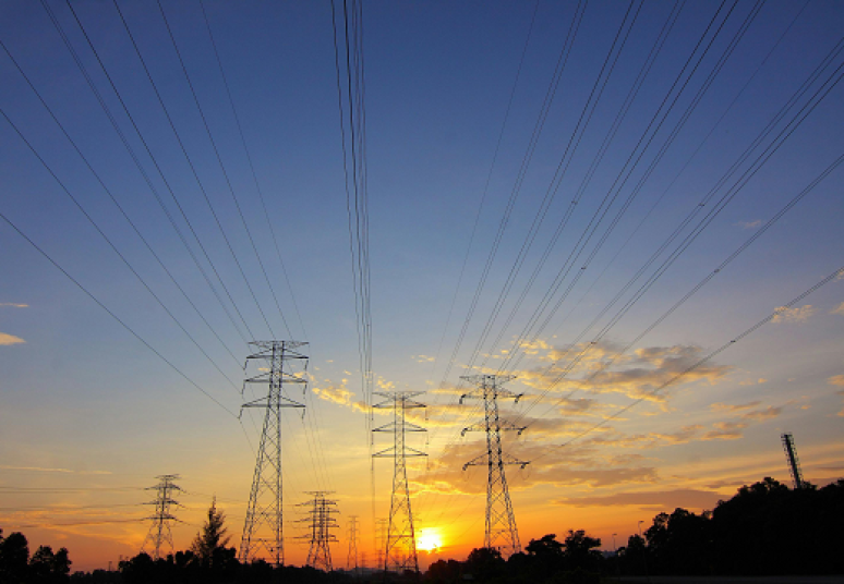 Šiltesni orai ir didesnė vietinė gamyba kovą lėmė elektros pigimą, o karas Artimuosiuose Rytuose didino iškastinio kuro ir jų produktų kainas