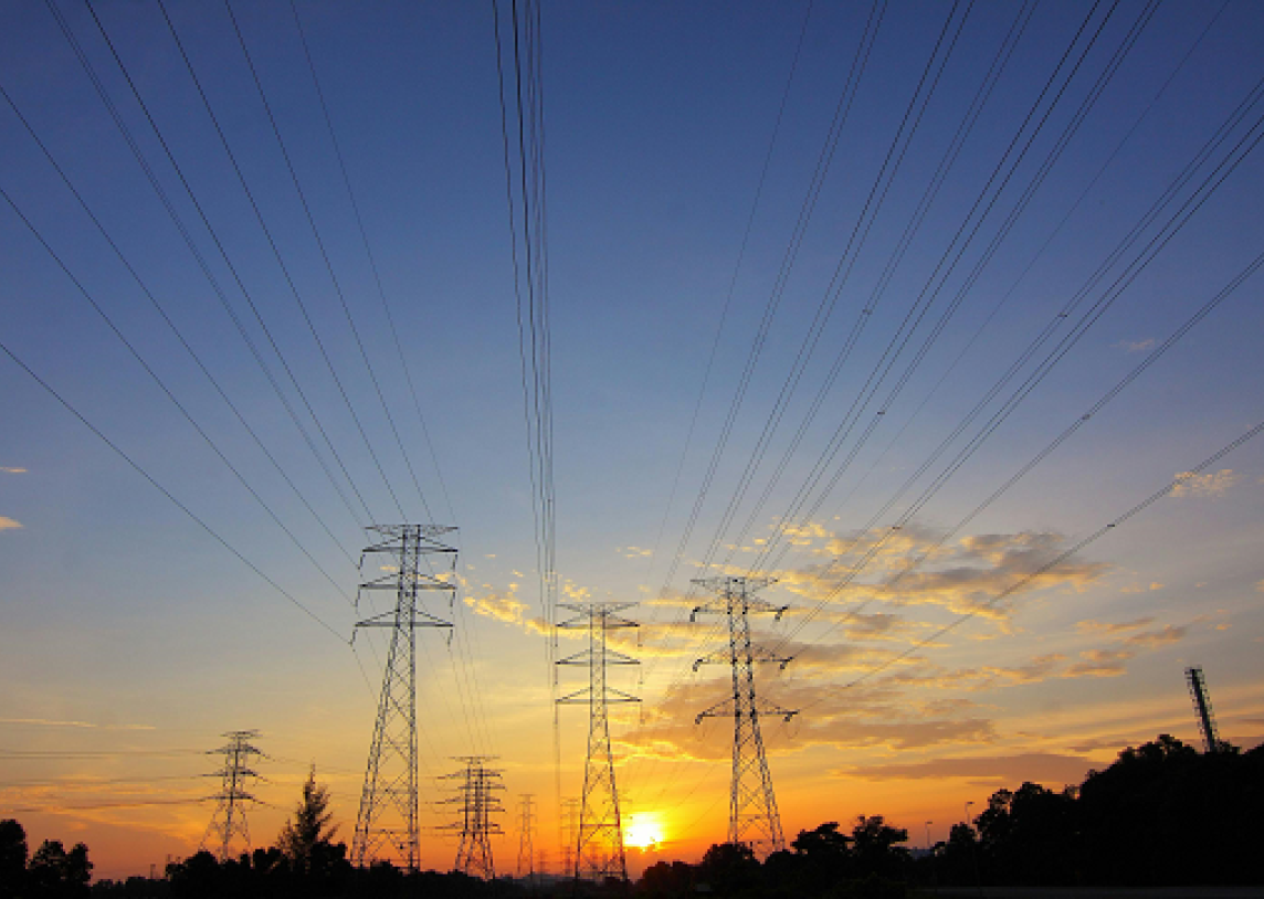 Šiltesni orai ir didesnė vietinė gamyba kovą lėmė elektros pigimą, o karas Artimuosiuose Rytuose didino iškastinio kuro ir jų produktų kainas 