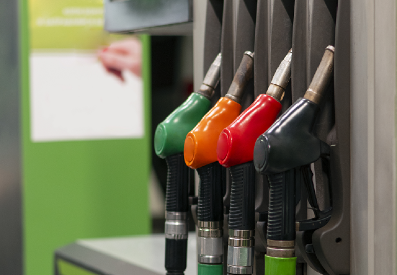 Informacija apie mažėjančias degalų kainas – nauju formatu vartotojams