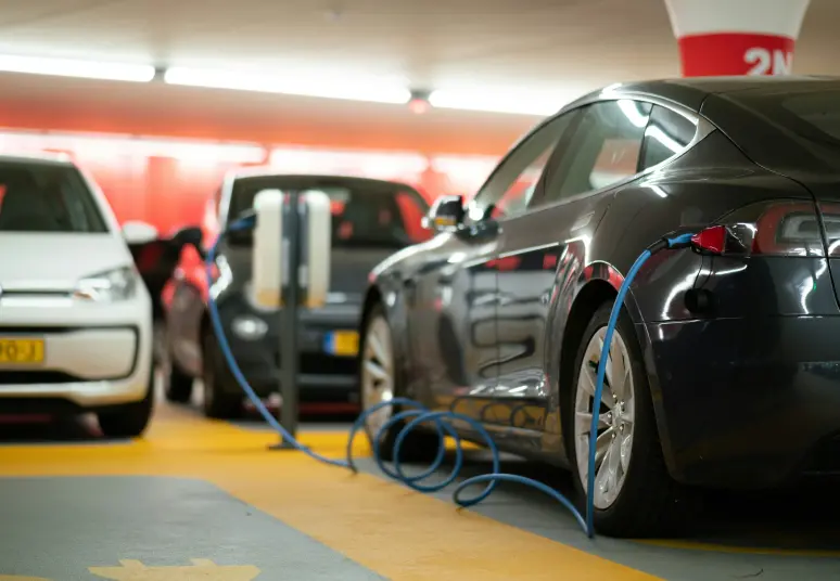 Elektromobilių rinkos augimas tęsiasi: per metus elektrinių automobilių šalyje padaugėjo beveik 10 000