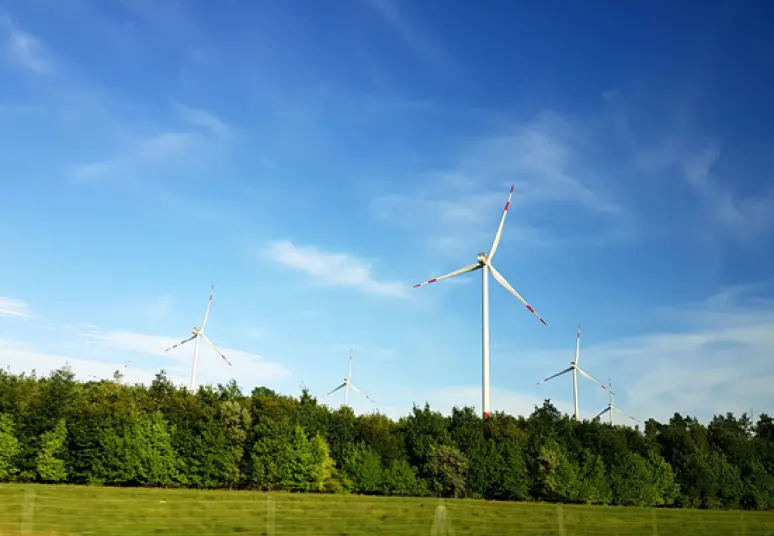 Liepą vidutinė elektros kaina buvo antra mažiausia šiemet, o elektromobiliai suvartojo daugiausiai elektros istorijoje