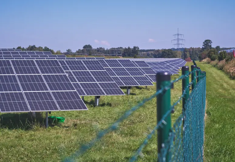 Rugpjūtį saulės elektrinės gamino daugiausia elektros energijos, o pinganti nafta lėmė mažėjusias degalų kainas