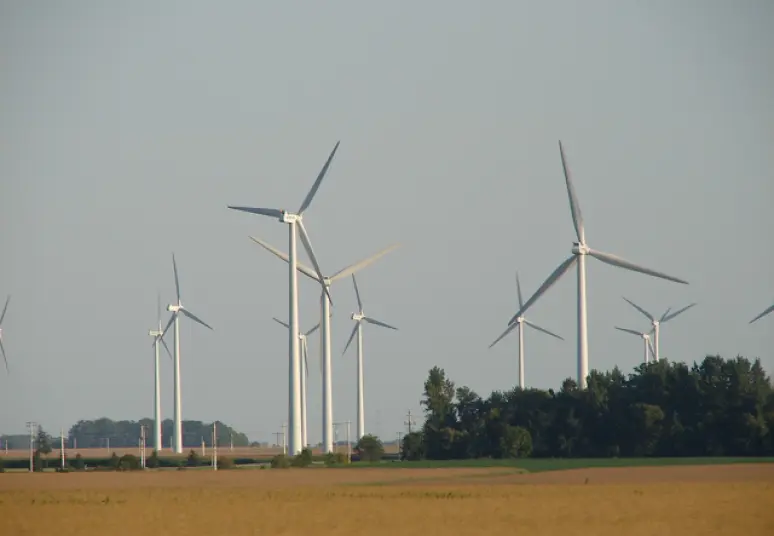 Balandį, antrą mėnesį iš eilės, pigo visi energijos ištekliai