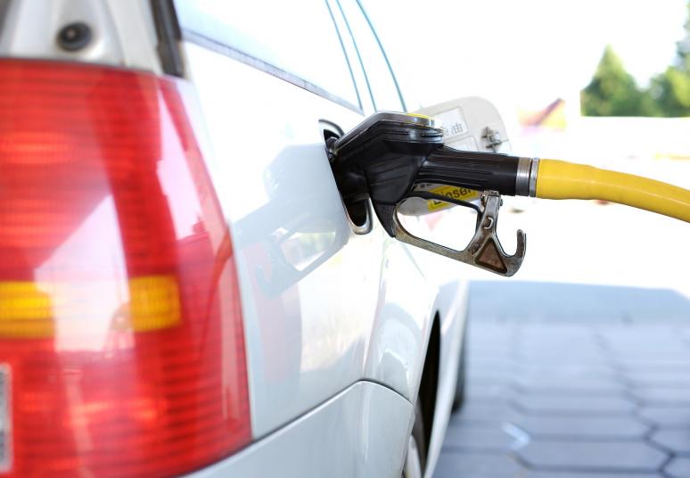 Vidutinės degalų kainos ir toliau mažėja