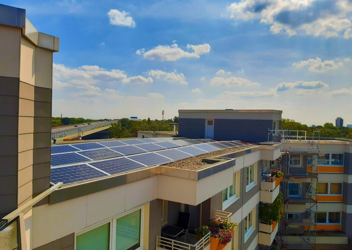 Atnaujintos rekomendacijos saulės elektrinėms įrengti ant daugiabučių namų stogų padės spartinti saulės energetikos plėtrą