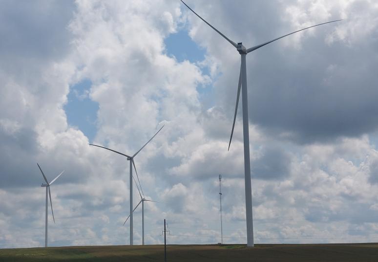 Vėjo elektrinės pasiekė naują elektros gamybos rekordą – 31,7 GWh per parą, pigo elektra, dujos, nafta