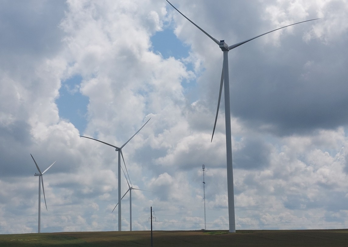 Vėjo elektrinės pasiekė naują elektros gamybos rekordą – 31,7 GWh per parą, pigo elektra, dujos, nafta